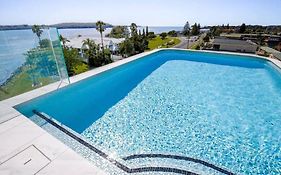 Elegant 2-Bed Apartment With Incredible Bay Views
